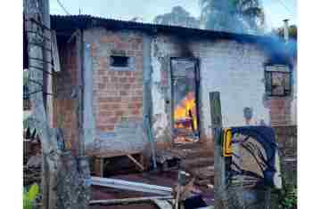 Cantagalo - Casa é destruída pelo fogo 